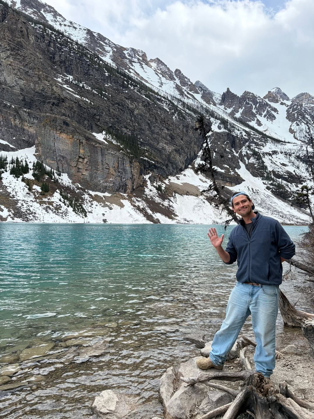 Julien face a un lac de montagne